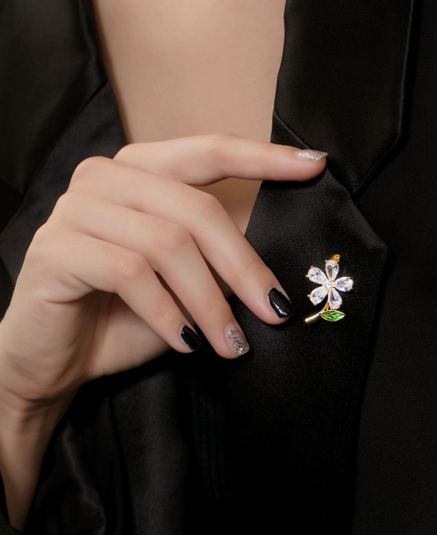 小雛菊鋯石胸針女高級感精緻小巧設計秋冬服飾大衣別針配件禮物