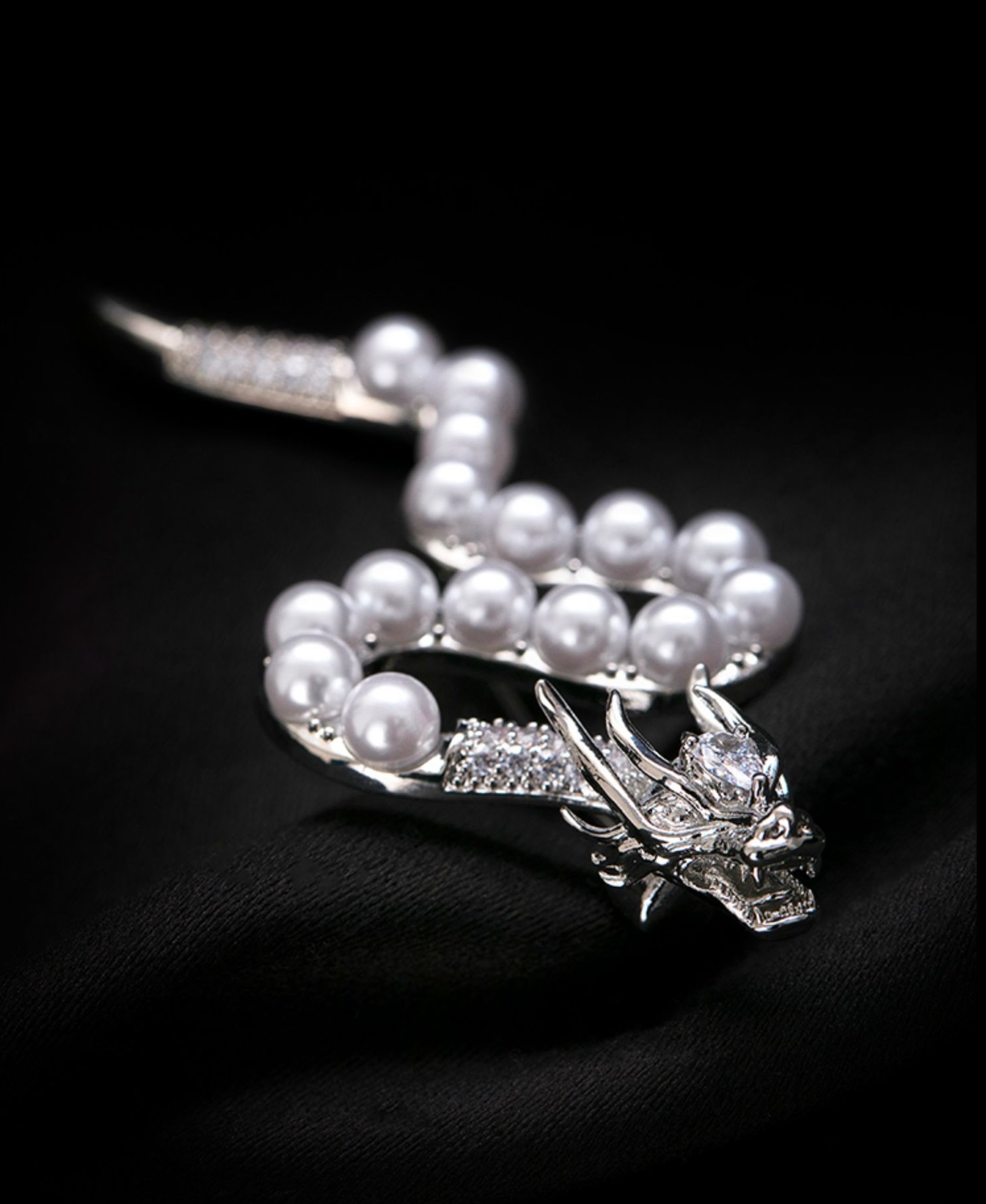 生肖龍形珍珠胸針女高級大衣領扣西裝別針小眾設計秋冬配件