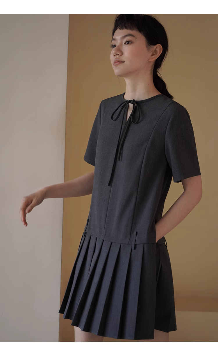 時髦優等生洋裝低腰拼接百褶裙擺寬鬆繫帶領顯瘦裙子,時髦優等生洋裝低腰拼接百褶裙擺寬鬆繫帶領顯瘦裙子,HBES7043,時髦優等生洋裝低腰拼接百褶裙擺寬鬆繫帶領顯瘦裙子,領口繫繩,百褶拼接