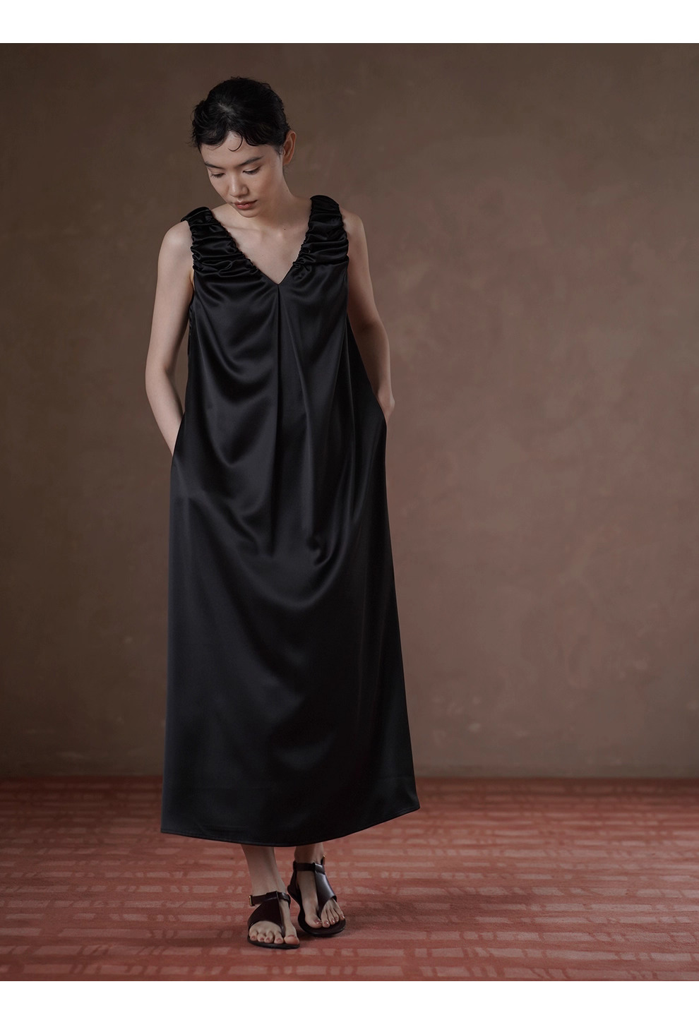 貴氣質感緞面簡約法式V領洋裝手工扭褶肩帶寬鬆背心裙