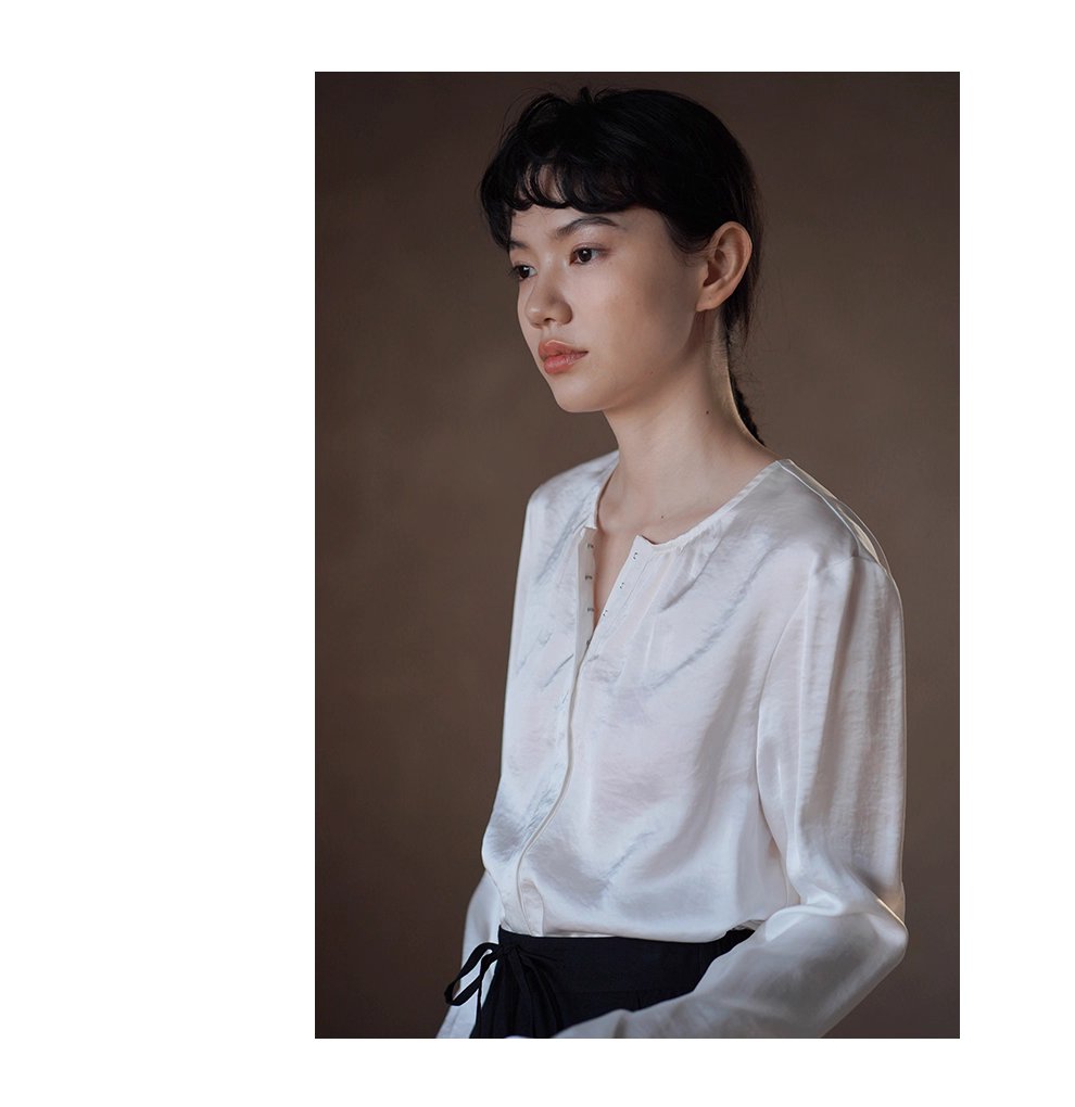 貴氣緞面質感光澤圓領褶皺寬鬆顯瘦通勤襯衫長袖上衣女