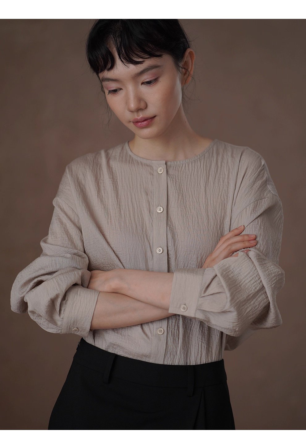 白櫻裊裊微亮光澤肌理感寬鬆顯瘦圓領通勤簡約長袖襯衫