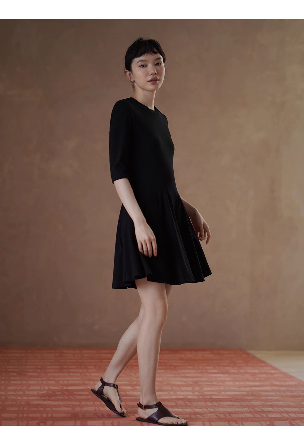 百穿不膩經典小黑裙彈性合身顯瘦收腰A字下擺短洋裝