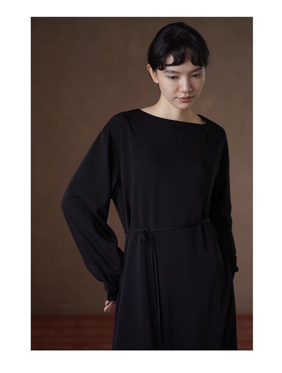 簡約乾淨線條拉鍊不規則門襟設計通勤寬鬆顯瘦洋裝女