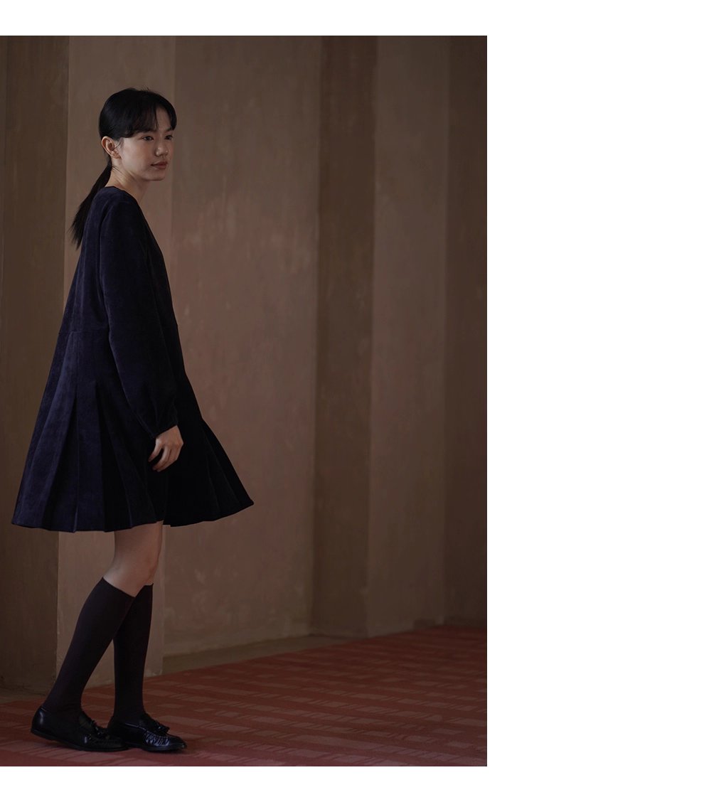 復古暖調絨面細密豎條燈芯絨寬鬆微A版型金扣顯瘦洋裝