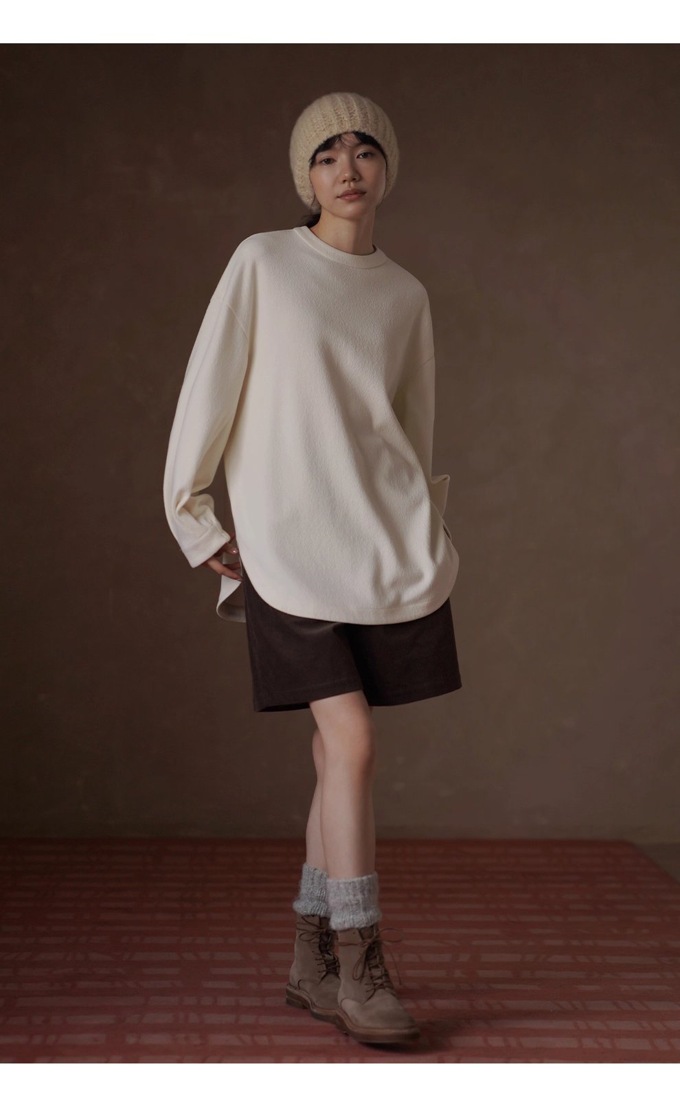 弧形開叉下擺寬鬆肌理感圓領慵懶感加厚顯瘦內搭白T上衣,弧形開叉下擺寬鬆肌理感圓領慵懶感加厚顯瘦內搭白T上衣,HBEW1131,弧形開叉下擺寬鬆肌理感圓領慵懶感加厚顯瘦內搭白T上衣,後領鈕扣,肌理感面料