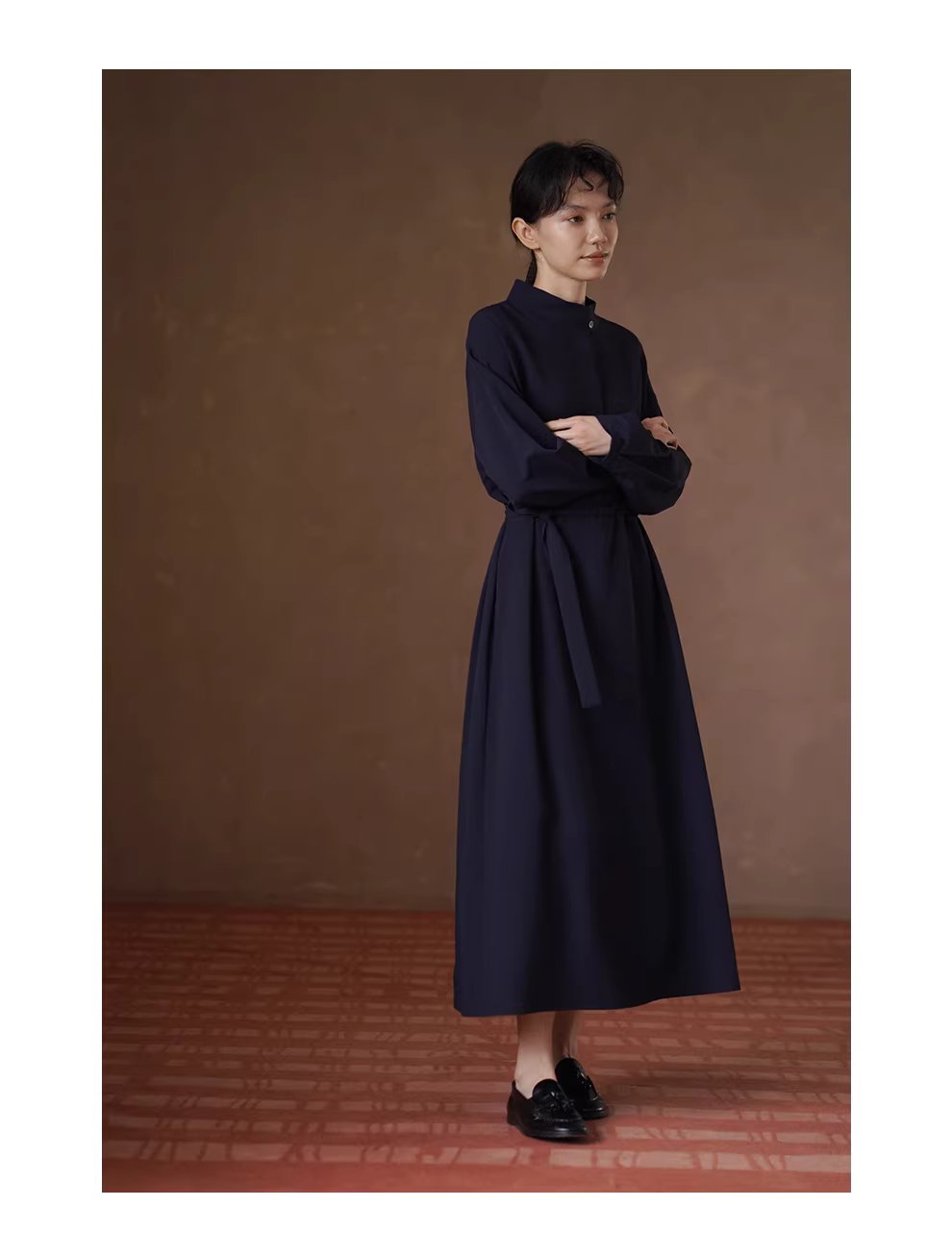 通勤氛圍垂順不易皺立領半開襟設計寬鬆直筒長洋裝,通勤氛圍垂順不易皺立領半開襟設計寬鬆直筒長洋裝,HBEW7058,通勤氛圍垂順不易皺立領半開襟設計寬鬆直筒長洋裝,立領單扣,腰間綁帶