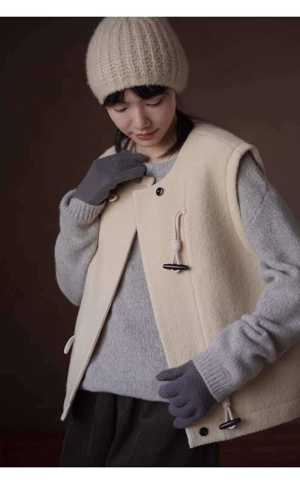 100綿羊毛顆粒肌理感牛角扣馬甲休閒寬鬆疊穿絎棉呢外套,100綿羊毛顆粒肌理感牛角扣馬甲休閒寬鬆疊穿絎棉呢外套,HBEW5100,100綿羊毛顆粒肌理感牛角扣馬甲休閒寬鬆疊穿絎棉呢外套,牛角排扣,羊毛100%