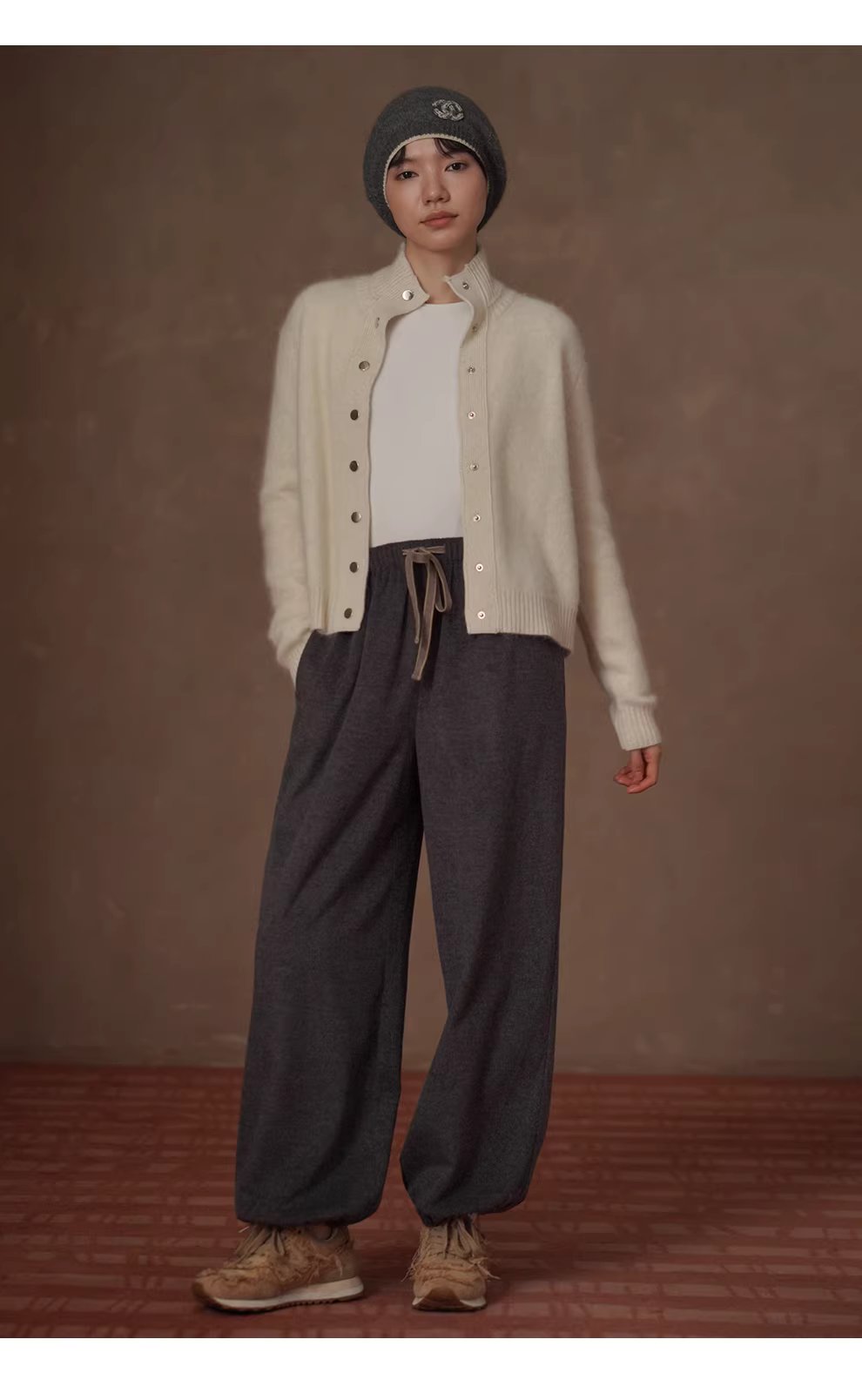 擁抱溫暖舒適輕盈蓬拉絨綿羊毛混紡立領保暖毛衣開襟衫女,擁抱溫暖舒適輕盈蓬拉絨綿羊毛混紡立領保暖毛衣開襟衫女,HBEW5110,擁抱溫暖舒適輕盈蓬拉絨綿羊毛混紡立領保暖毛衣開襟衫女,立領排扣,羊毛混紡