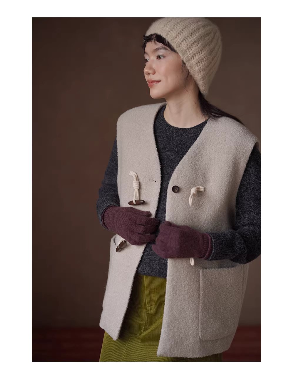 聖誕詩集高含量羊毛圈紗加厚絎棉牛角扣寬鬆V領馬甲女,聖誕詩集高含量羊毛圈紗加厚絎棉牛角扣寬鬆V領馬甲女,HBEW5118,聖誕詩集高含量羊毛圈紗加厚絎棉牛角扣寬鬆V領馬甲女,牛角排扣,羊毛混紡