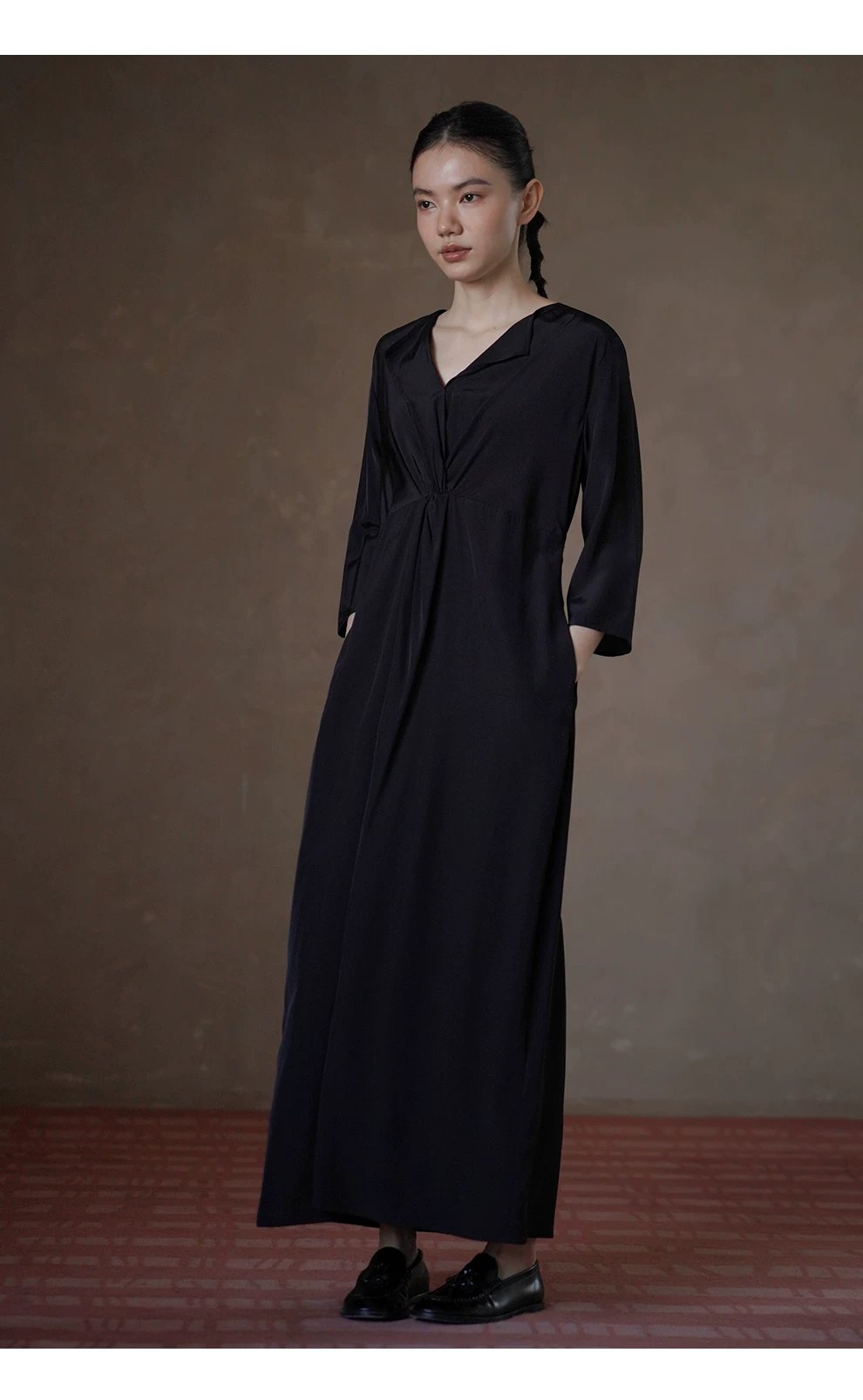 垂軟靈動藝術氛圍顯瘦遮肉扭結收腰V領長通勤洋裝,垂軟靈動藝術氛圍顯瘦遮肉扭結收腰V領長通勤洋裝,HBFS7011,垂軟靈動藝術氛圍顯瘦遮肉扭結收腰V領長通勤洋裝,面料啞光,簡約優雅