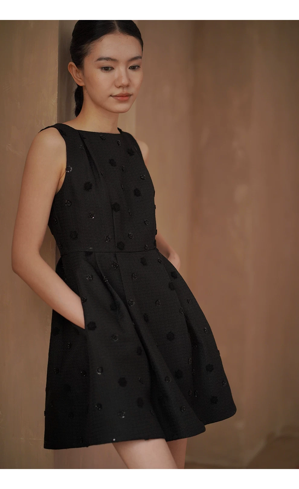 超重工立體繡花手工釘珠收腰一字領顯瘦短款無袖洋裝,超重工立體繡花手工釘珠收腰一字領顯瘦短款無袖洋裝,HBFS7049,超重工立體繡花手工釘珠收腰一字領顯瘦短款無袖洋裝,小香氣質,立體繡珠