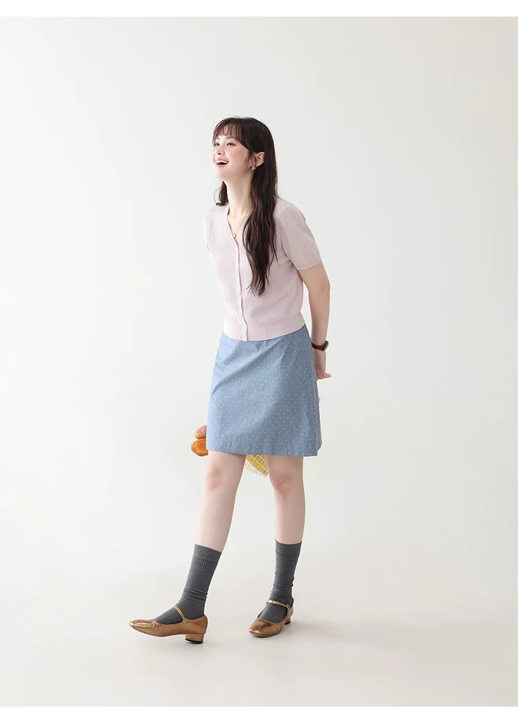 甜美純色v領單排扣針織衫女26夏季新款慵懶溫柔上衣,甜美純色v領單排扣針織衫女26夏季新款慵懶溫柔上衣,HBFS1113,甜美純色v領單排扣針織衫女26夏季新款慵懶溫柔上衣,V領排扣,薄款針織