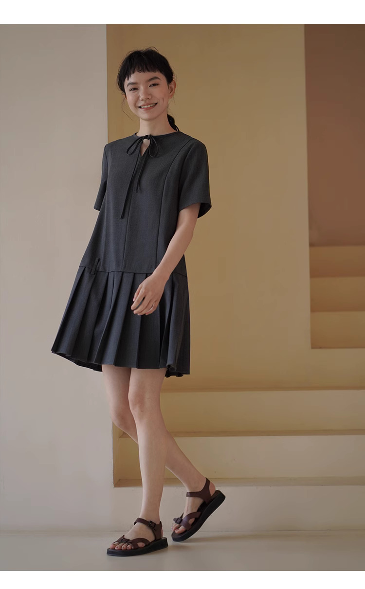 時髦優等生洋裝低腰拼接百褶裙擺寬鬆繫帶領顯瘦裙子,時髦優等生洋裝低腰拼接百褶裙擺寬鬆繫帶領顯瘦裙子,HBES7043,時髦優等生洋裝低腰拼接百褶裙擺寬鬆繫帶領顯瘦裙子,領口繫繩,百褶拼接