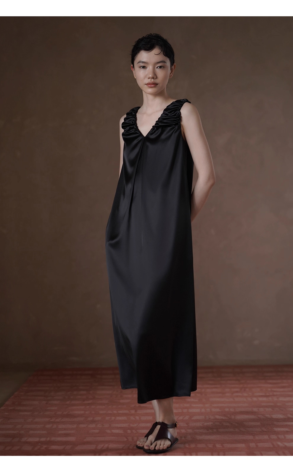 貴氣質感緞面簡約法式V領洋裝手工扭褶肩帶寬鬆背心裙