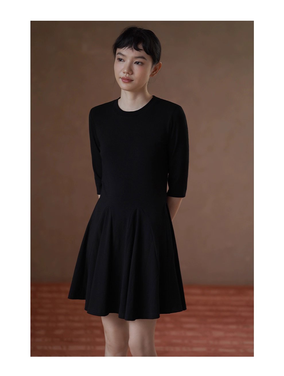 百穿不膩經典小黑裙彈性合身顯瘦收腰A字下擺短洋裝