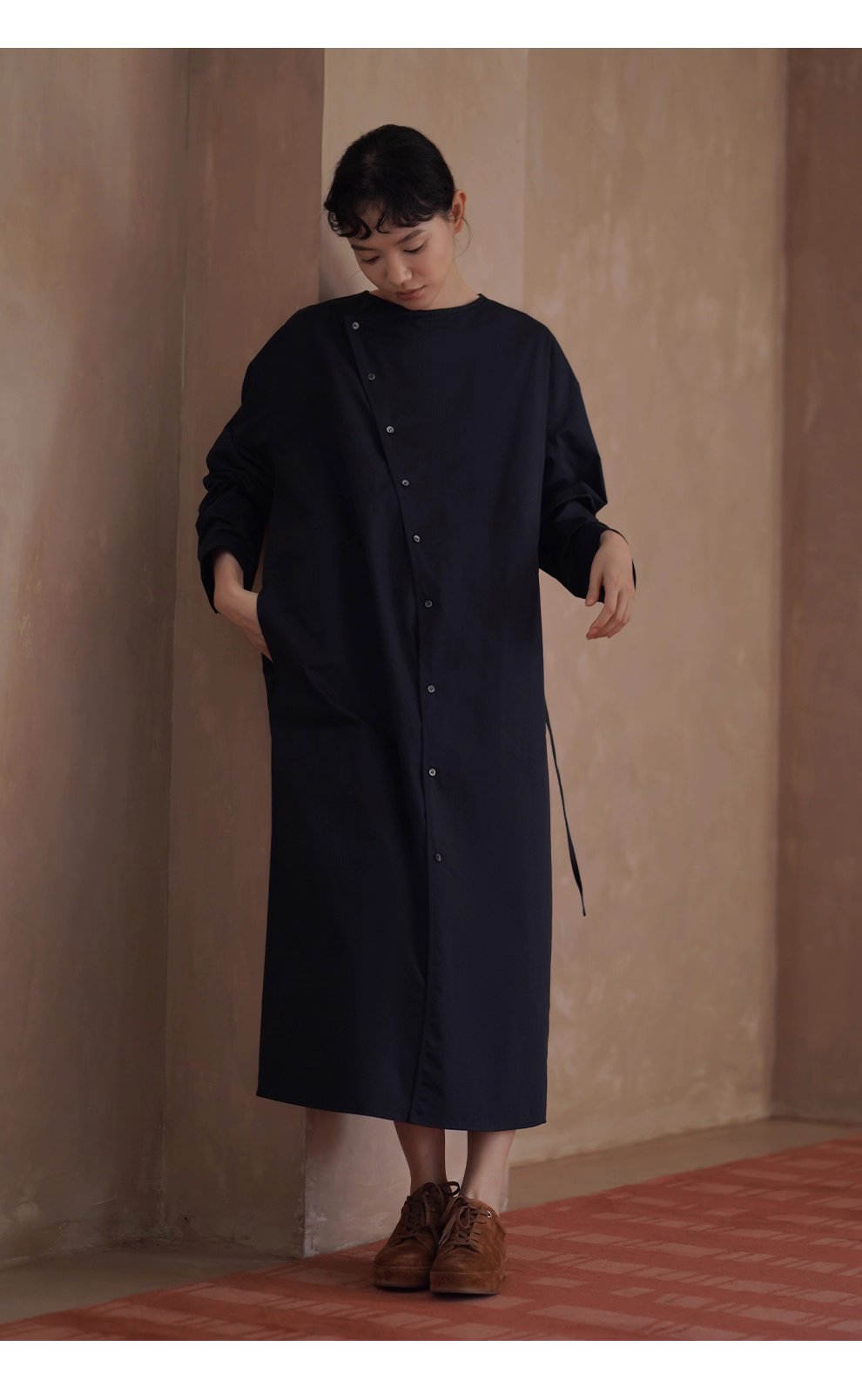 不對稱美學斜門襟洋裝挺括100%棉長遮肉顯瘦裙女