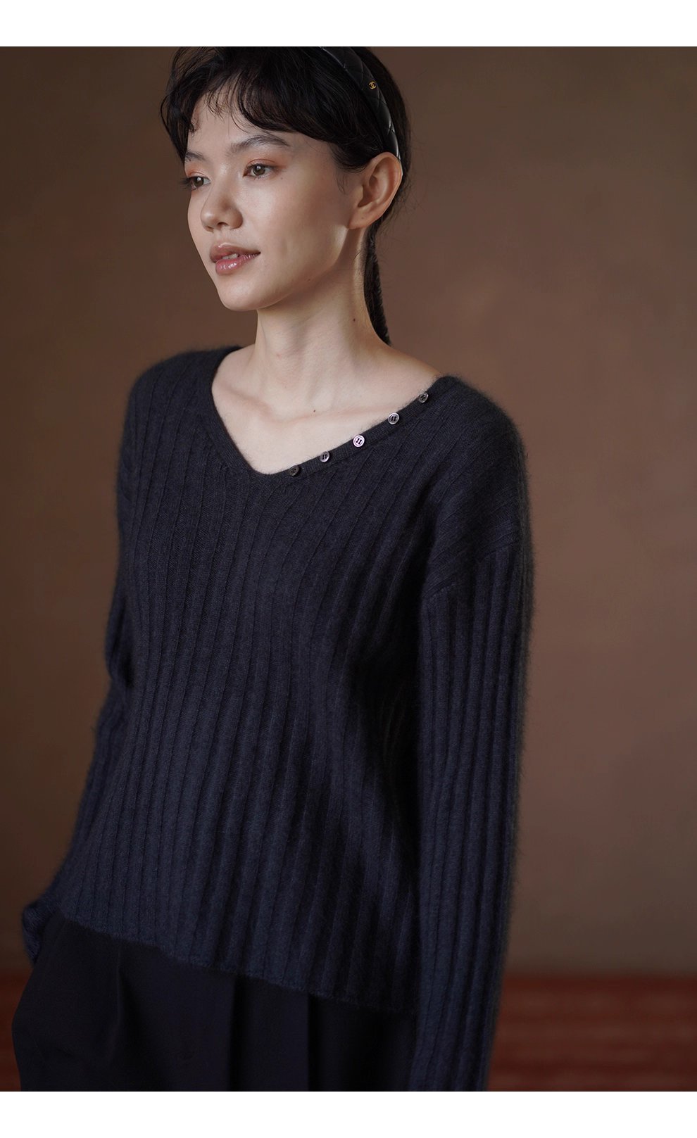 慵懶濾鏡兔毛羊毛混紡粗坑條可拆卸圍巾V領紐扣針織上衣