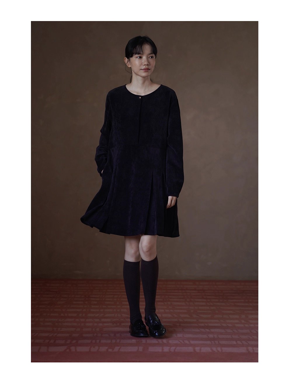 復古暖調絨面細密豎條燈芯絨寬鬆微A版型金扣顯瘦洋裝