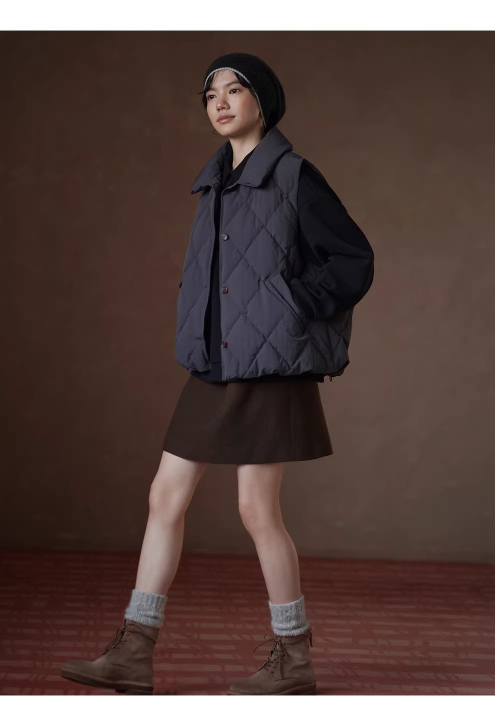 出色疊穿做舊復古菱格絎縫夾棉保暖翻領寬鬆休閒馬甲女,出色疊穿做舊復古菱格絎縫夾棉保暖翻領寬鬆休閒馬甲女,HBEW5099,出色疊穿做舊復古菱格絎縫夾棉保暖翻領寬鬆休閒馬甲女,翻領排扣,菱格車線