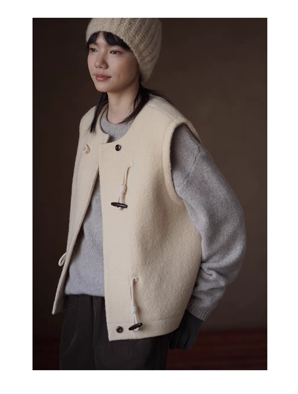 100綿羊毛顆粒肌理感牛角扣馬甲休閒寬鬆疊穿絎棉呢外套,100綿羊毛顆粒肌理感牛角扣馬甲休閒寬鬆疊穿絎棉呢外套,HBEW5100,100綿羊毛顆粒肌理感牛角扣馬甲休閒寬鬆疊穿絎棉呢外套,牛角排扣,羊毛100%