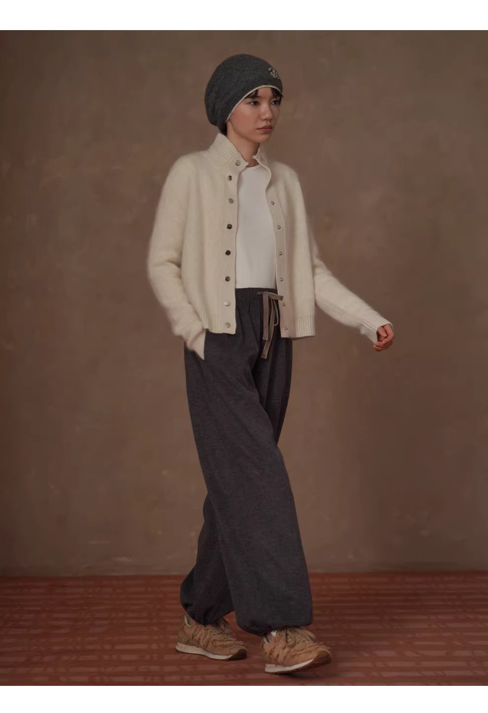 擁抱溫暖舒適輕盈蓬拉絨綿羊毛混紡立領保暖毛衣開襟衫女,擁抱溫暖舒適輕盈蓬拉絨綿羊毛混紡立領保暖毛衣開襟衫女,HBEW5110,擁抱溫暖舒適輕盈蓬拉絨綿羊毛混紡立領保暖毛衣開襟衫女,立領排扣,羊毛混紡