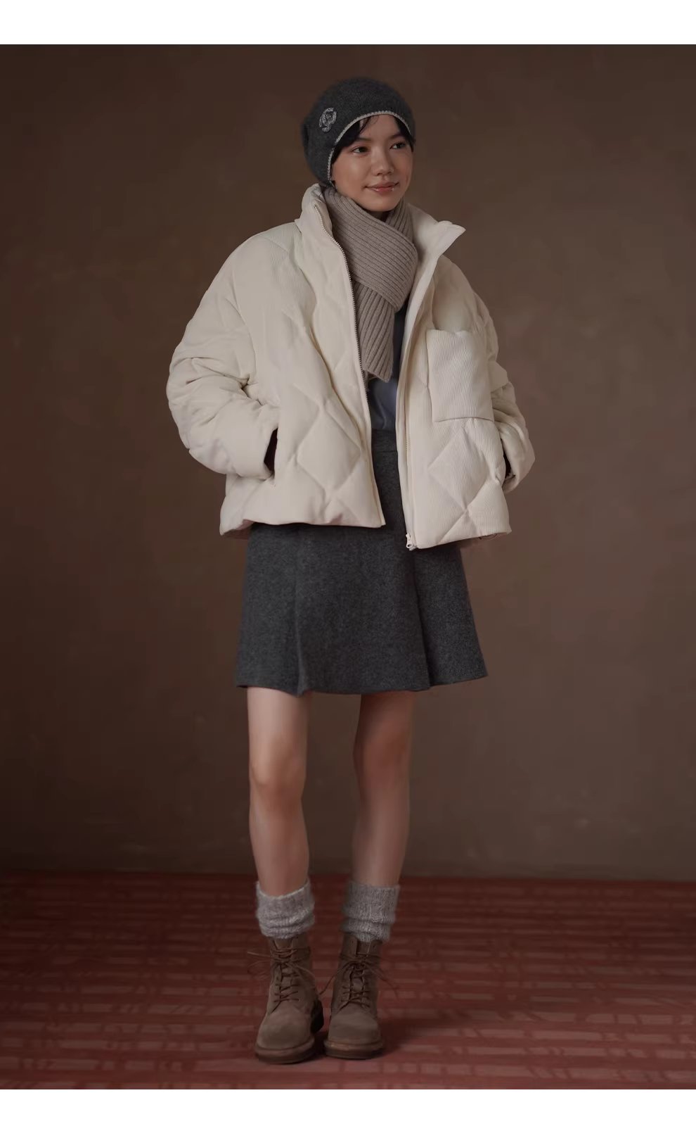 香濃牛乳茶軟糯絨感肌理棉衣立領寬鬆菱格絎棉保暖外套,香濃牛乳茶軟糯絨感肌理棉衣立領寬鬆菱格絎棉保暖外套,HBEW5115,香濃牛乳茶軟糯絨感肌理棉衣立領寬鬆菱格絎棉保暖外套,立領外套,菱格車線