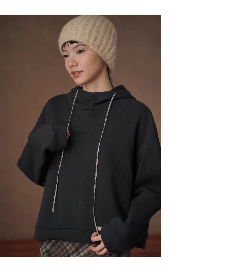 極簡休閒風半高領廓形顯瘦落肩遮肉不挑人鬆弛連帽衛衣,極簡休閒風半高領廓形顯瘦落肩遮肉不挑人鬆弛連帽衛衣,HBEW1179,極簡休閒風半高領廓形顯瘦落肩遮肉不挑人鬆弛連帽衛衣,連帽抽繩,落肩設計