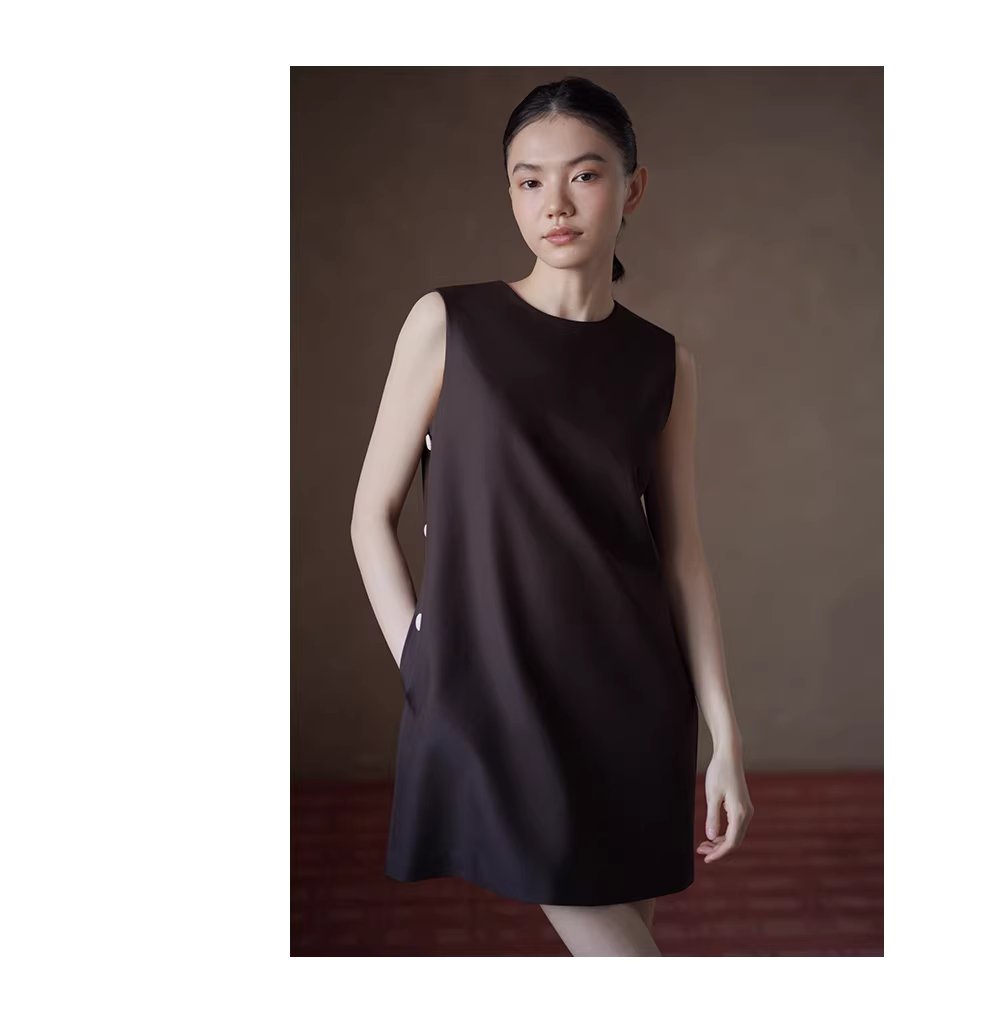濃鬱撞色側縫琴扣設計短版疊穿圓領小個子背心洋裝,濃鬱撞色側縫琴扣設計短版疊穿圓領小個子背心洋裝,HBFS7010,濃鬱撞色側縫琴扣設計短版疊穿圓領小個子背心洋裝,舒適抗皺,適各身形