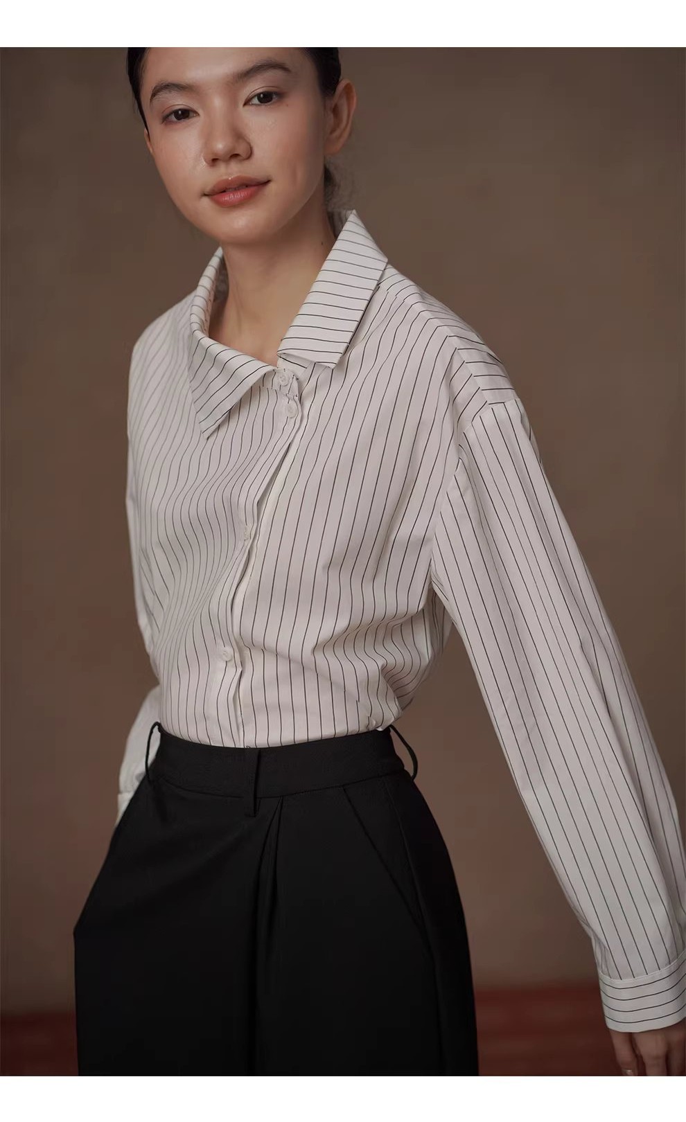 高支品質色織細條紋法式文藝不對稱翻領寬鬆顯瘦襯衫,高支品質色織細條紋法式文藝不對稱翻領寬鬆顯瘦襯衫,HBFS1025,高支品質色織細條紋法式文藝不對稱翻領寬鬆顯瘦襯衫,織面細膩,側面翻領