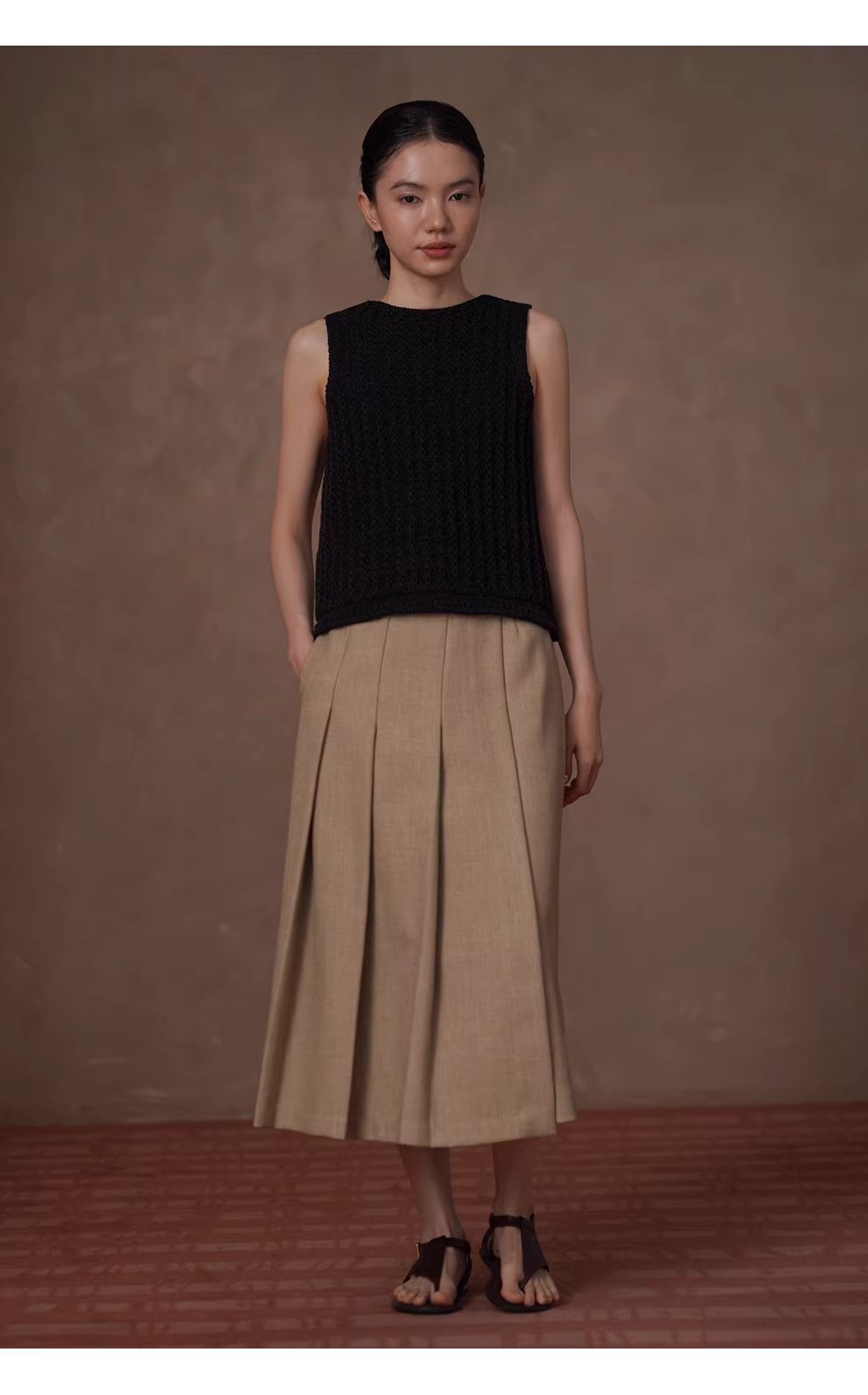 哥德肌理重工垂直絞花針織工藝半高領顯瘦無袖針織背心,哥德肌理重工垂直絞花針織工藝半高領顯瘦無袖針織背心,HBFS1045,哥德肌理重工垂直絞花針織工藝半高領顯瘦無袖針織背心,版型舒適,立體紋理