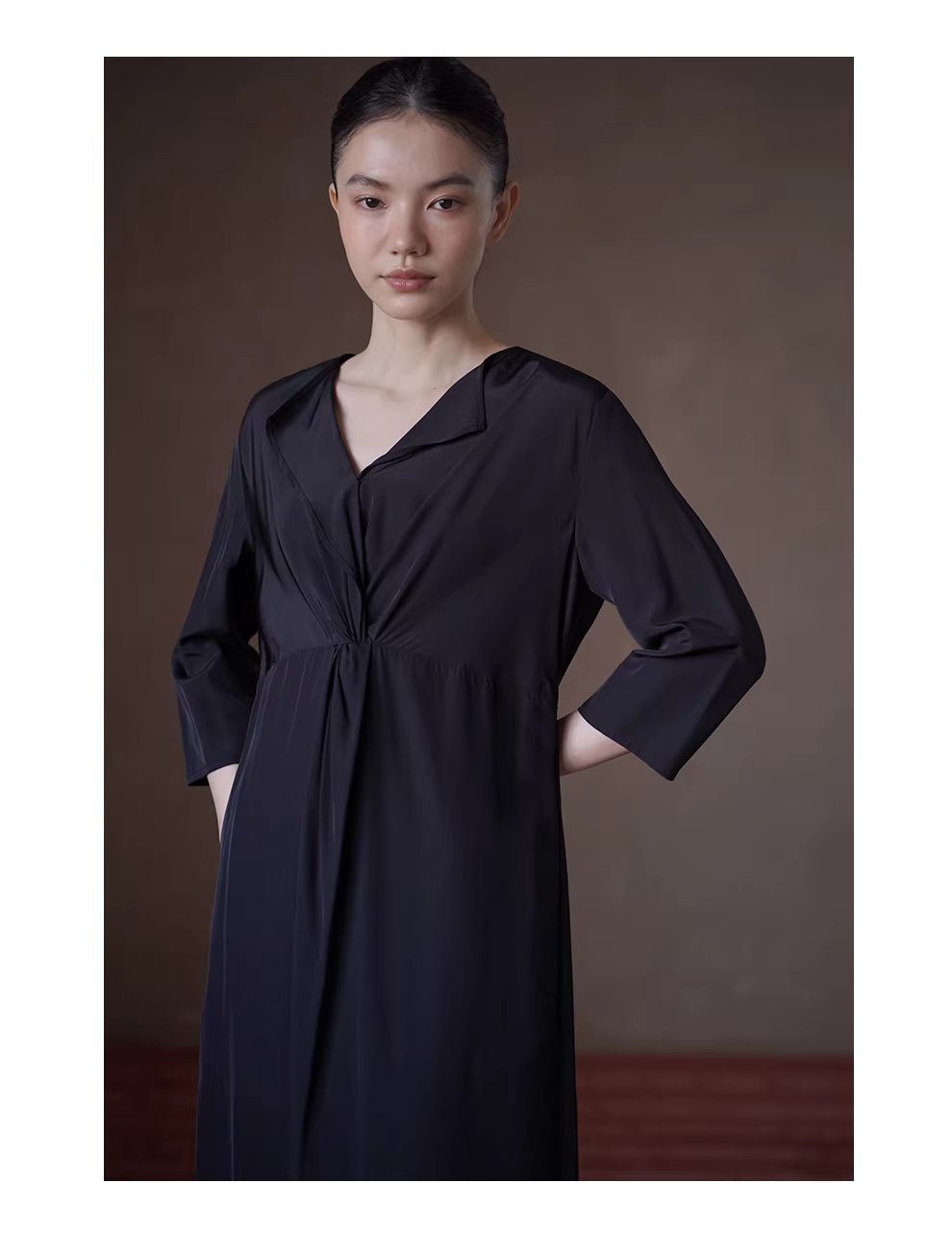 垂軟靈動藝術氛圍顯瘦遮肉扭結收腰V領長通勤洋裝女,垂軟靈動藝術氛圍顯瘦遮肉扭結收腰V領長通勤洋裝女,HBFS7040,垂軟靈動藝術氛圍顯瘦遮肉扭結收腰V領長通勤洋裝女,啞光高級,腰部褶皺