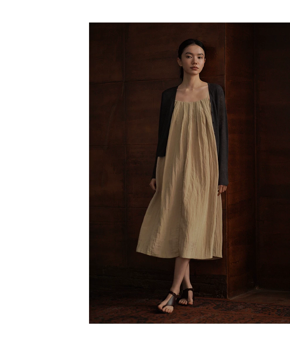 枯葉蝴蝶高訂壓皺工藝肌理感寬鬆A字顯瘦飄逸吊帶洋裝,枯葉蝴蝶高訂壓皺工藝肌理感寬鬆A字顯瘦飄逸吊帶洋裝,HBFS7046,枯葉蝴蝶高訂壓皺工藝肌理感寬鬆A字顯瘦飄逸吊帶洋裝,壓皺紋理,調節肩帶