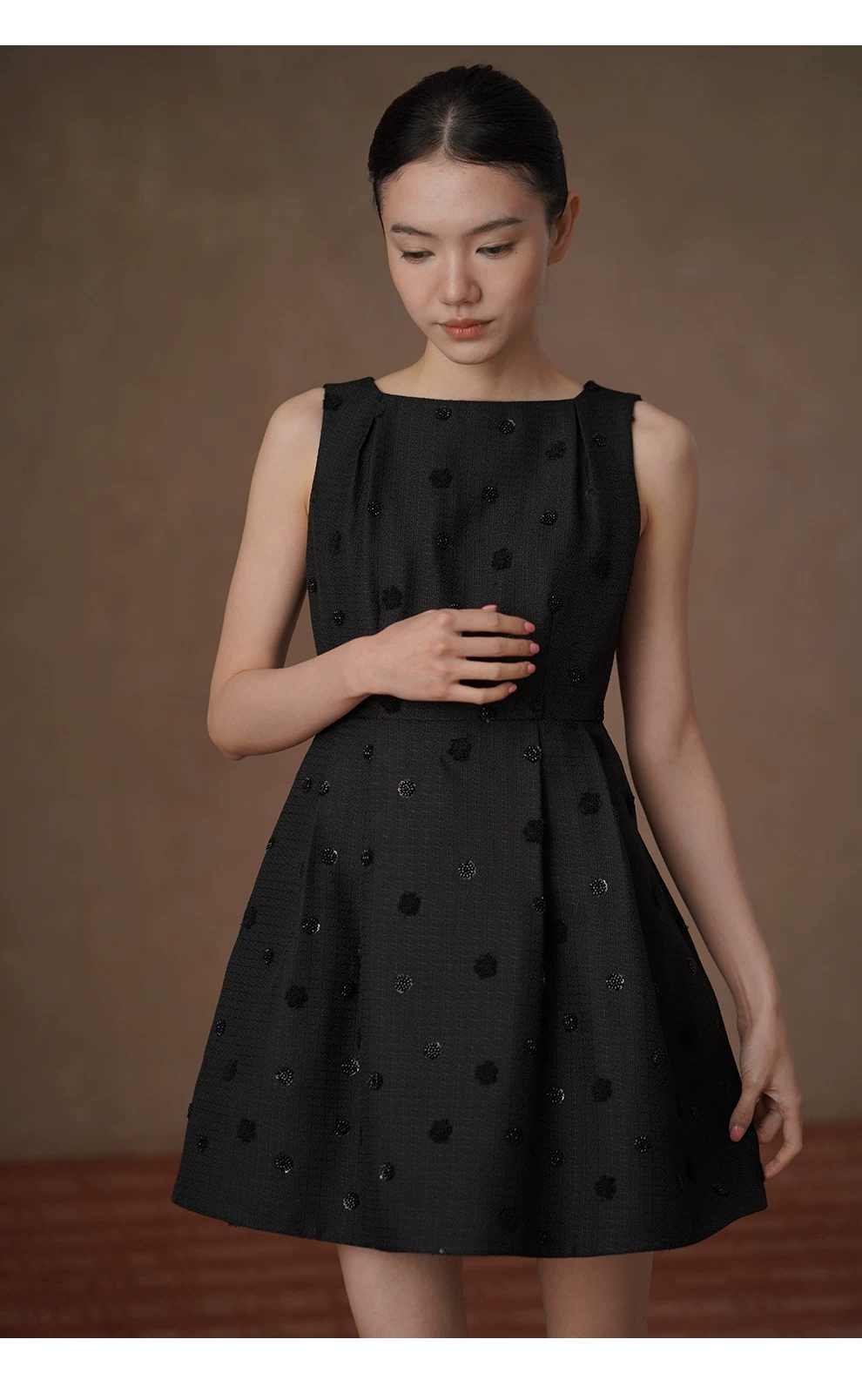 超重工立體繡花手工釘珠收腰一字領顯瘦短款無袖洋裝,超重工立體繡花手工釘珠收腰一字領顯瘦短款無袖洋裝,HBFS7049,超重工立體繡花手工釘珠收腰一字領顯瘦短款無袖洋裝,小香氣質,立體繡珠