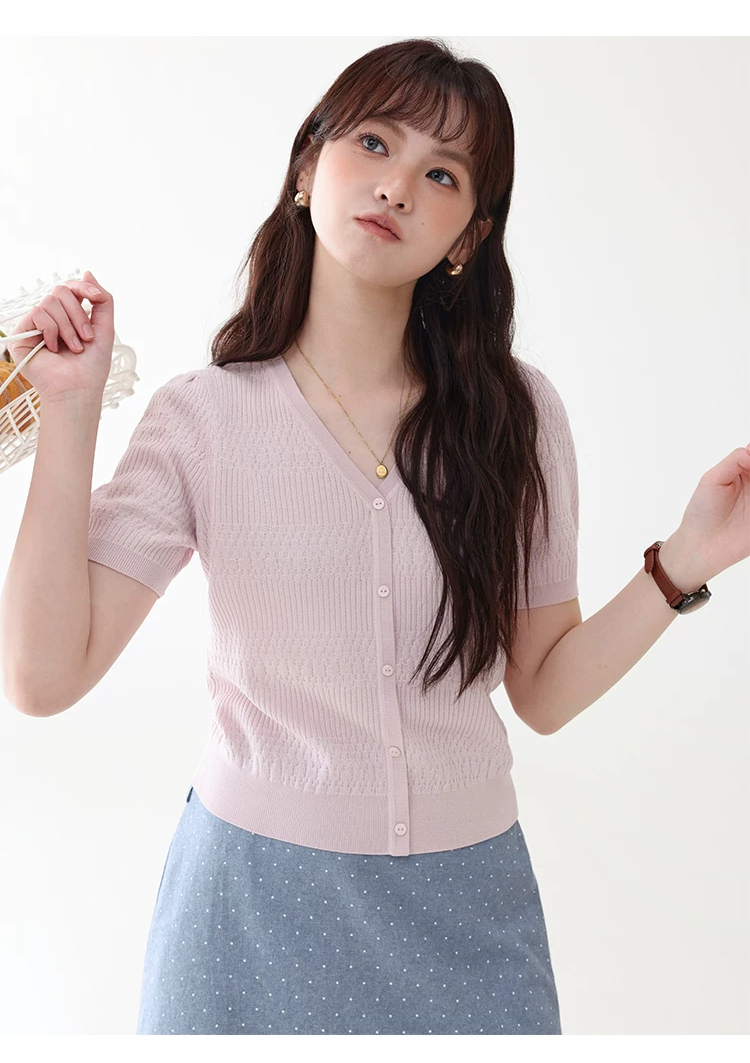 甜美純色v領單排扣針織衫女26夏季新款慵懶溫柔上衣,甜美純色v領單排扣針織衫女26夏季新款慵懶溫柔上衣,HBFS1113,甜美純色v領單排扣針織衫女26夏季新款慵懶溫柔上衣,V領排扣,薄款針織