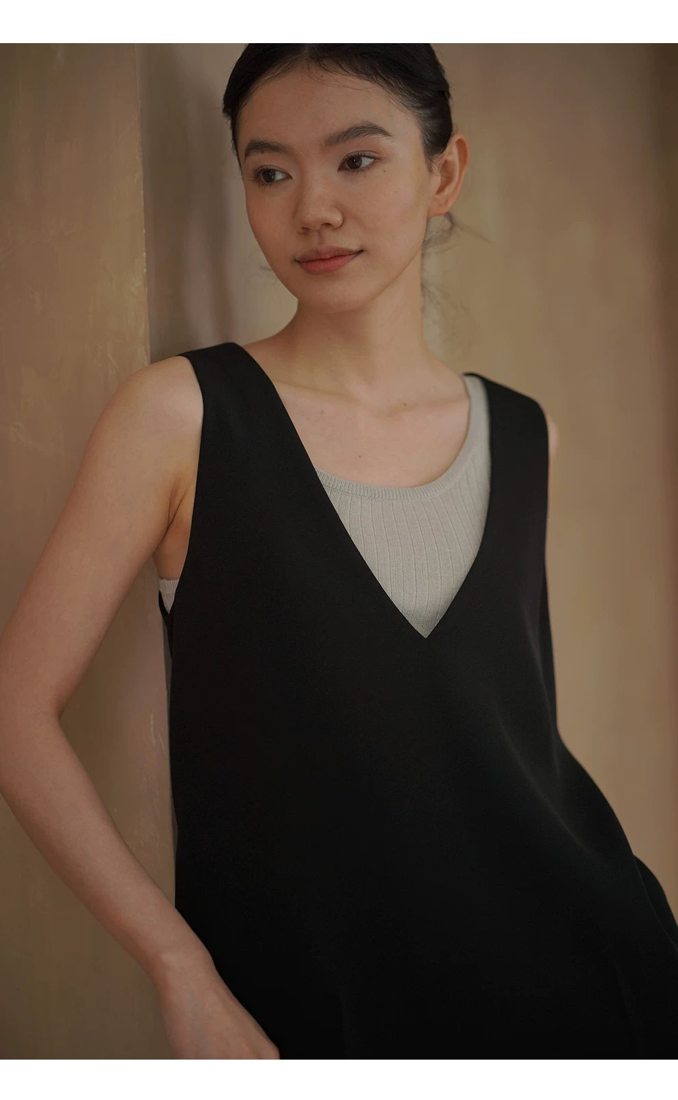 極簡輕奢感寬鬆大V領疊穿顯瘦垂感短款通勤背心連身裙女,極簡輕奢感寬鬆大V領疊穿顯瘦垂感短款通勤背心連身裙女,HBFS7108,極簡輕奢感寬鬆大V領疊穿顯瘦垂感短款通勤背心連身裙女,疊穿百搭,簡約寬鬆
