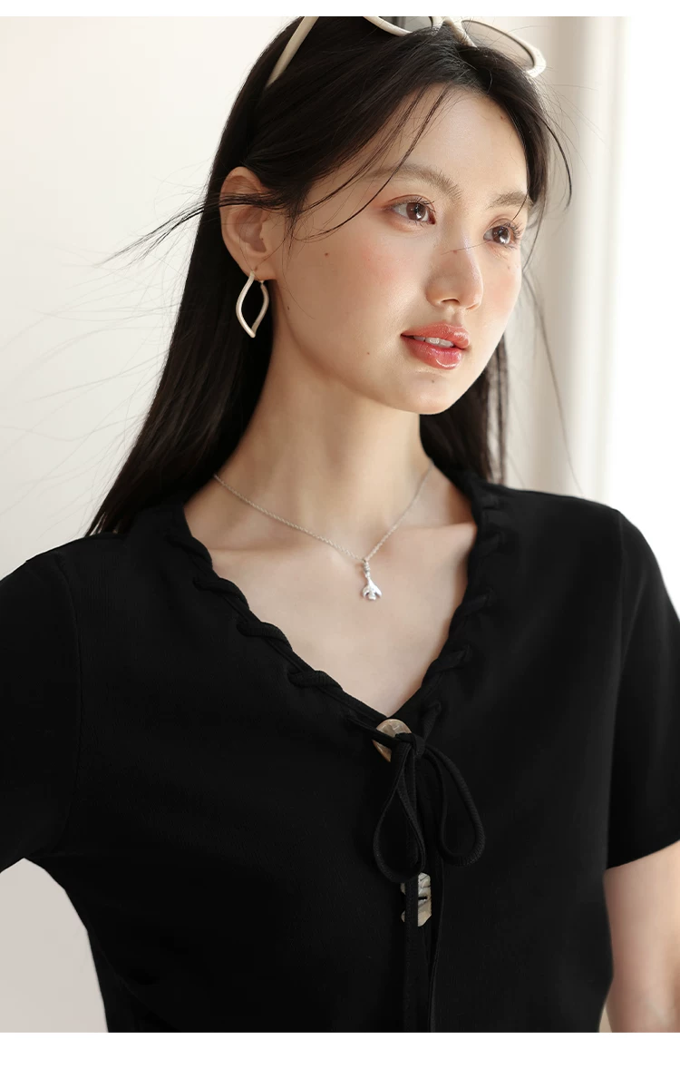 微胖大尺碼正肩黑色短袖T恤女2026新款夏季設計感繫帶v領上衣,微胖大尺碼正肩黑色短袖T恤女2026新款夏季設計感繫帶v領上衣,HBFS1200,微胖大尺碼正肩黑色短袖T恤女2026新款夏季設計感繫帶v領上衣,V領繫繩,修身顯瘦
