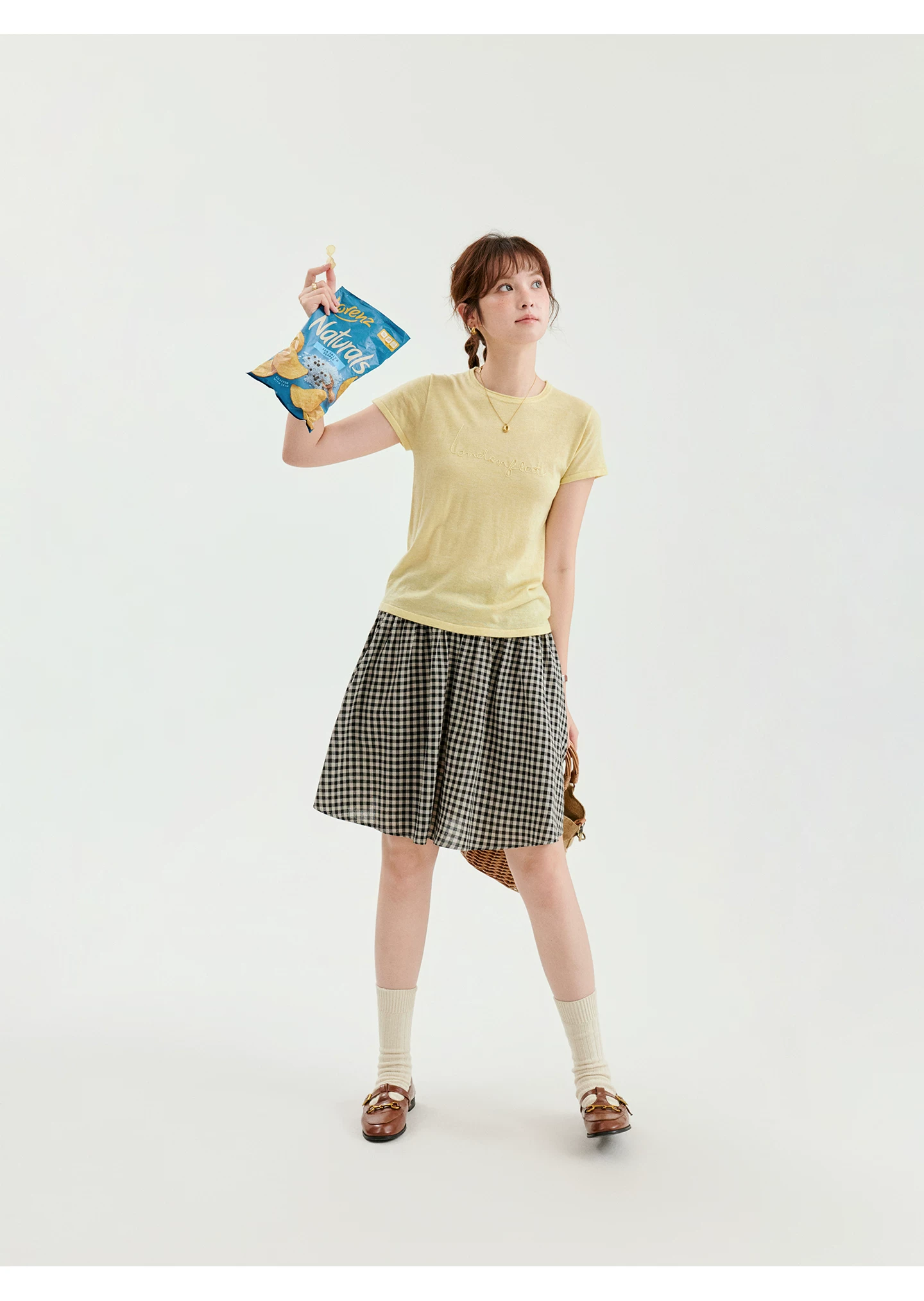 減齡黃色字母繩繡圓領針織衫女夏季新款百搭短袖上衣,減齡黃色字母繩繡圓領針織衫女夏季新款百搭短袖上衣,HBFS1335,減齡黃色字母繩繡圓領針織衫女夏季新款百搭短袖上衣,字母刺繡,薄款針織