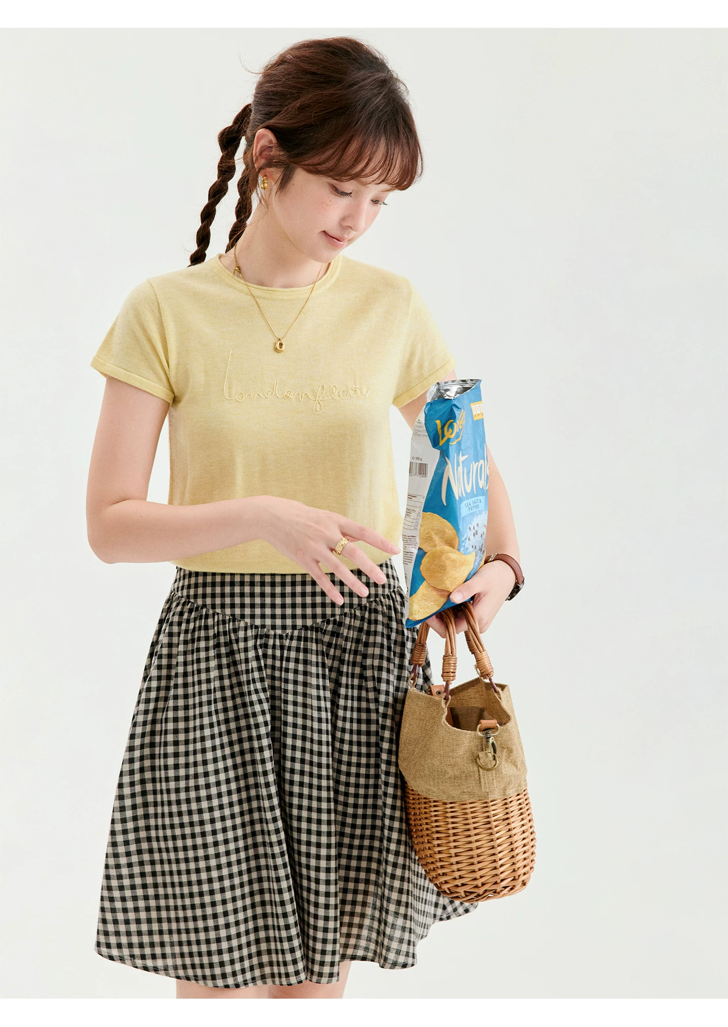 減齡黃色字母繩繡圓領針織衫女夏季新款百搭短袖上衣,減齡黃色字母繩繡圓領針織衫女夏季新款百搭短袖上衣,HBFS1335,減齡黃色字母繩繡圓領針織衫女夏季新款百搭短袖上衣,字母刺繡,薄款針織