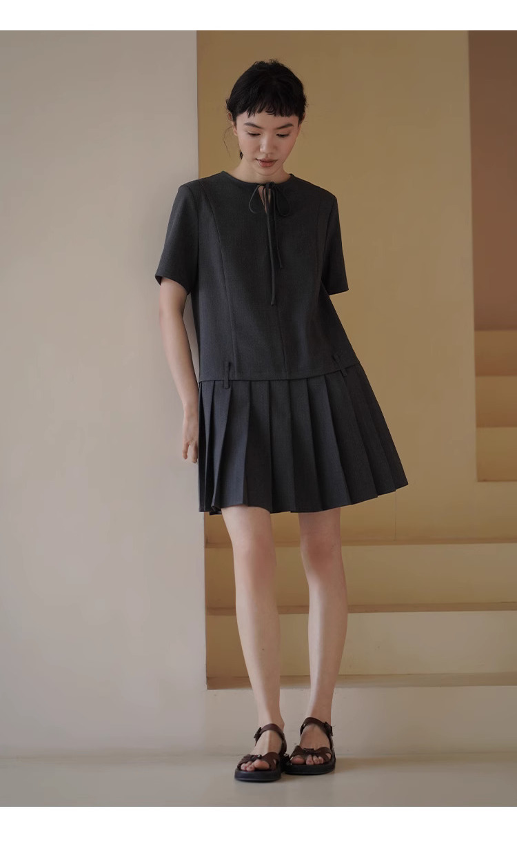 時髦優等生洋裝低腰拼接百褶裙擺寬鬆繫帶領顯瘦裙子,時髦優等生洋裝低腰拼接百褶裙擺寬鬆繫帶領顯瘦裙子,HBES7043,時髦優等生洋裝低腰拼接百褶裙擺寬鬆繫帶領顯瘦裙子,領口繫繩,百褶拼接