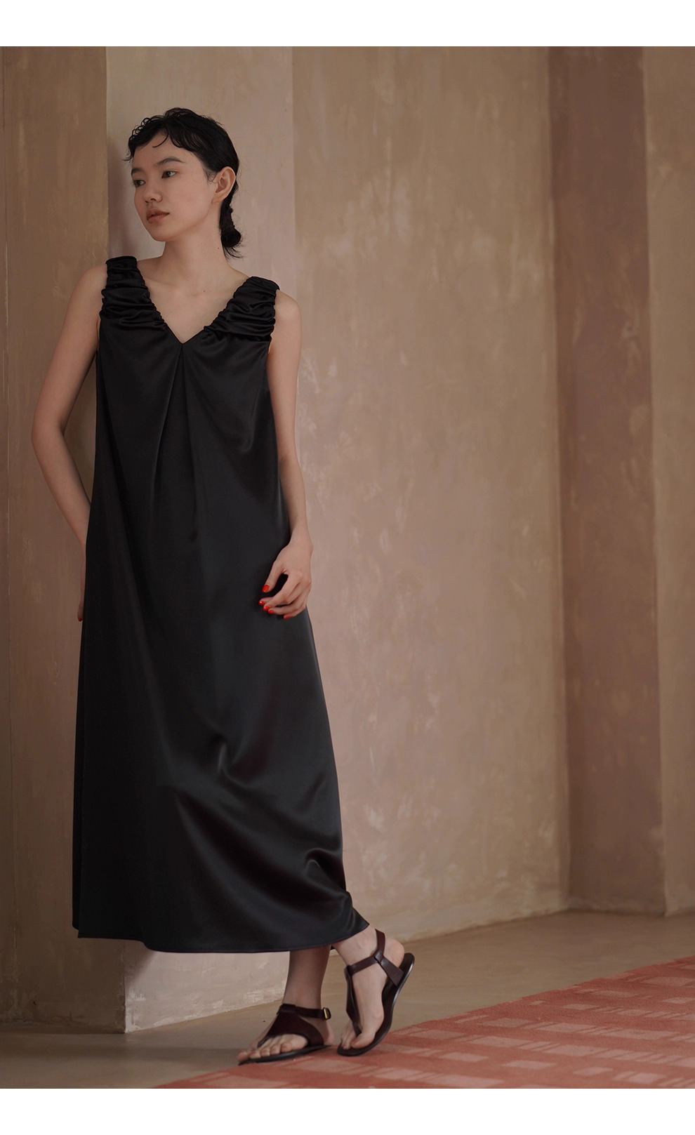 貴氣質感緞面簡約法式V領洋裝手工扭褶肩帶寬鬆背心裙