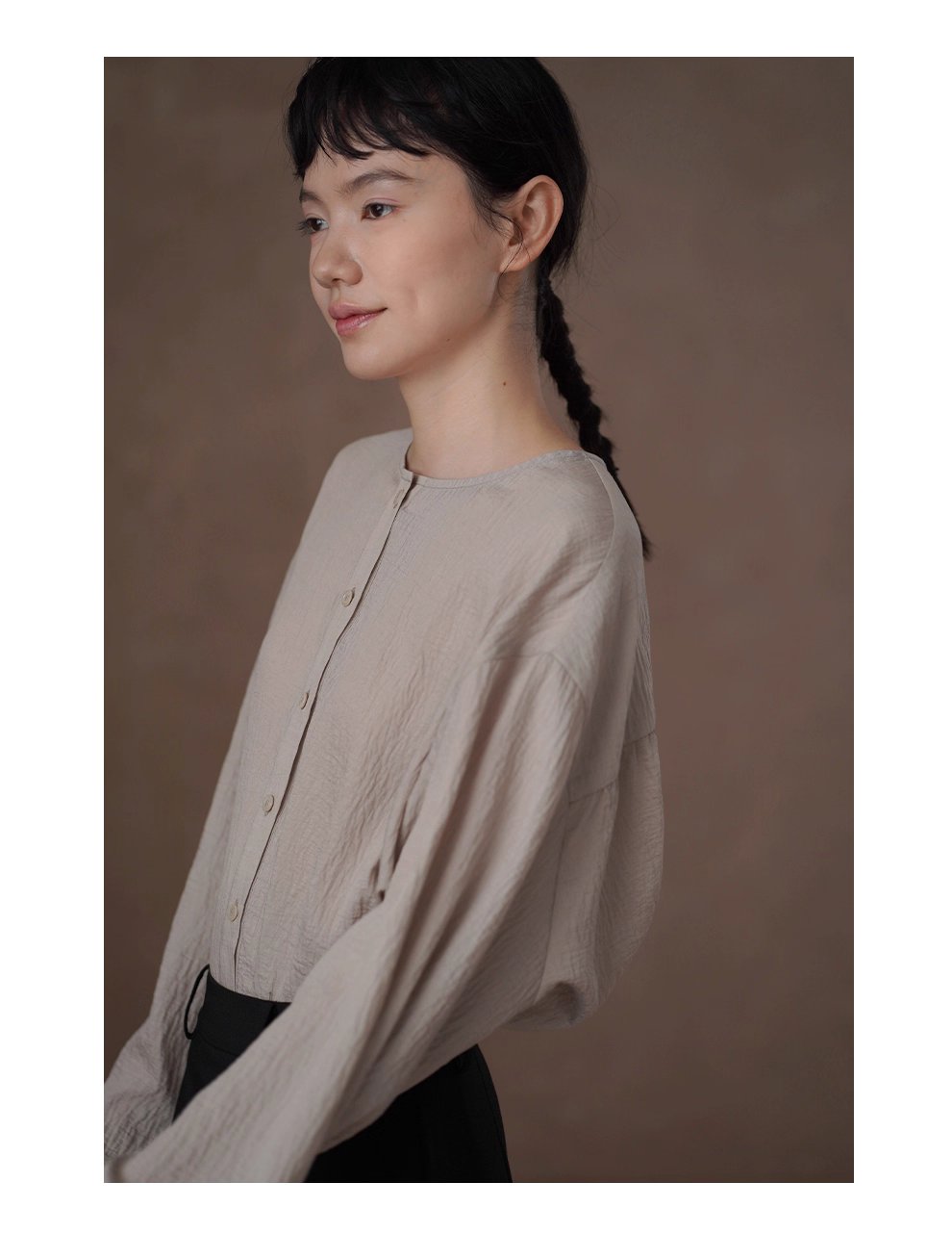 白櫻裊裊微亮光澤肌理感寬鬆顯瘦圓領通勤簡約長袖襯衫