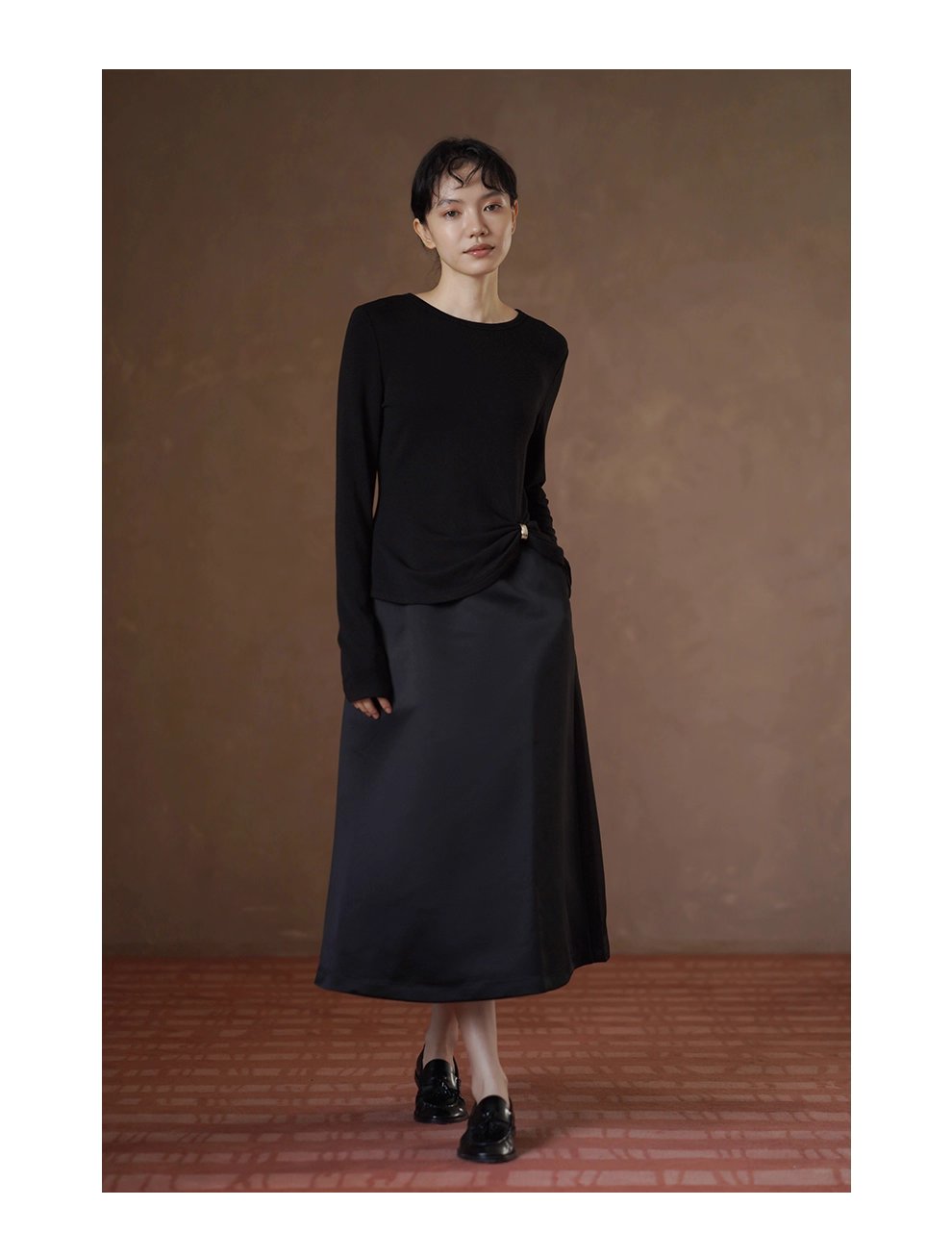 先鋒極簡感金屬扣蝴蝶結下擺圓領彈性基礎長袖內搭T恤女