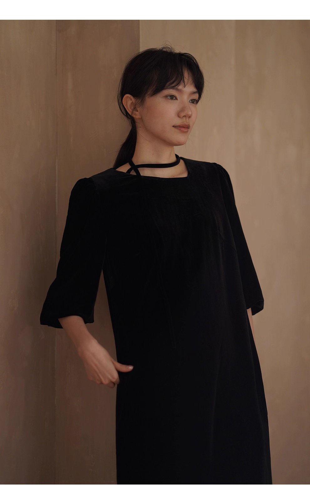 略施粉黛優雅宴會高克重品質絲絨繫帶不對稱領洋裝女