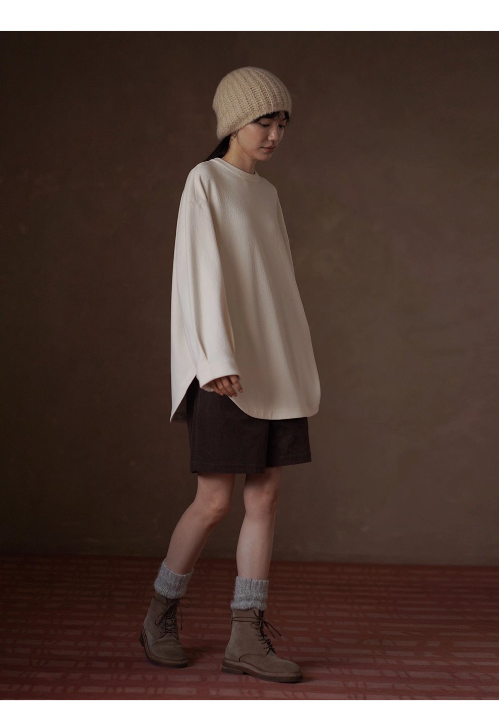 弧形開叉下擺寬鬆肌理感圓領慵懶感加厚顯瘦內搭白T上衣,弧形開叉下擺寬鬆肌理感圓領慵懶感加厚顯瘦內搭白T上衣,HBEW1131,弧形開叉下擺寬鬆肌理感圓領慵懶感加厚顯瘦內搭白T上衣,後領鈕扣,肌理感面料