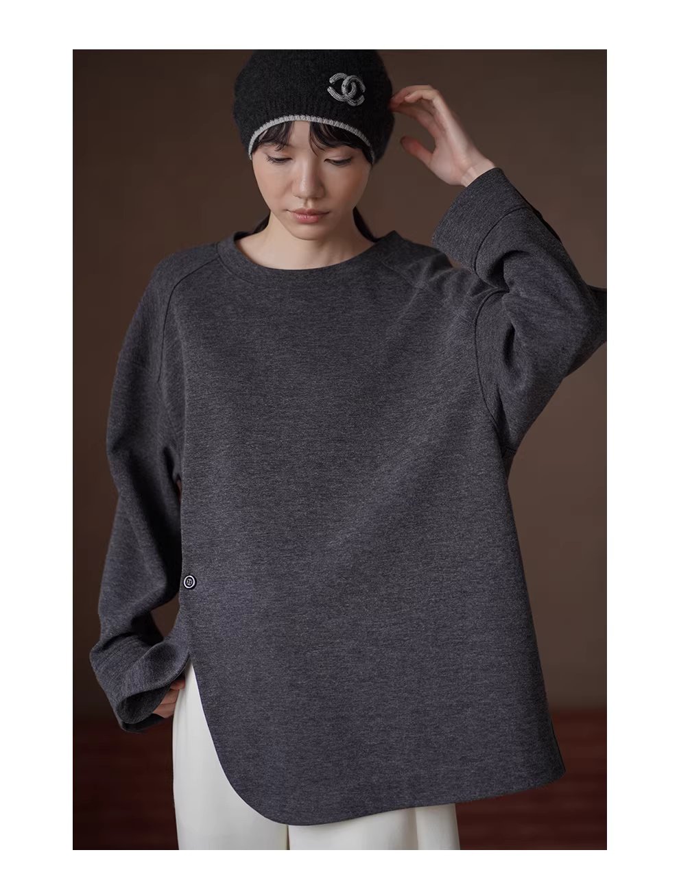 慵懶寬鬆毛感柔軟垂順薄呢圓領弧形下擺紐扣設計顯瘦T恤,慵懶寬鬆毛感柔軟垂順薄呢圓領弧形下擺紐扣設計顯瘦T恤,HBEW1141,慵懶寬鬆毛感柔軟垂順薄呢圓領弧形下擺紐扣設計顯瘦T恤,簡單有型,毛呢面料