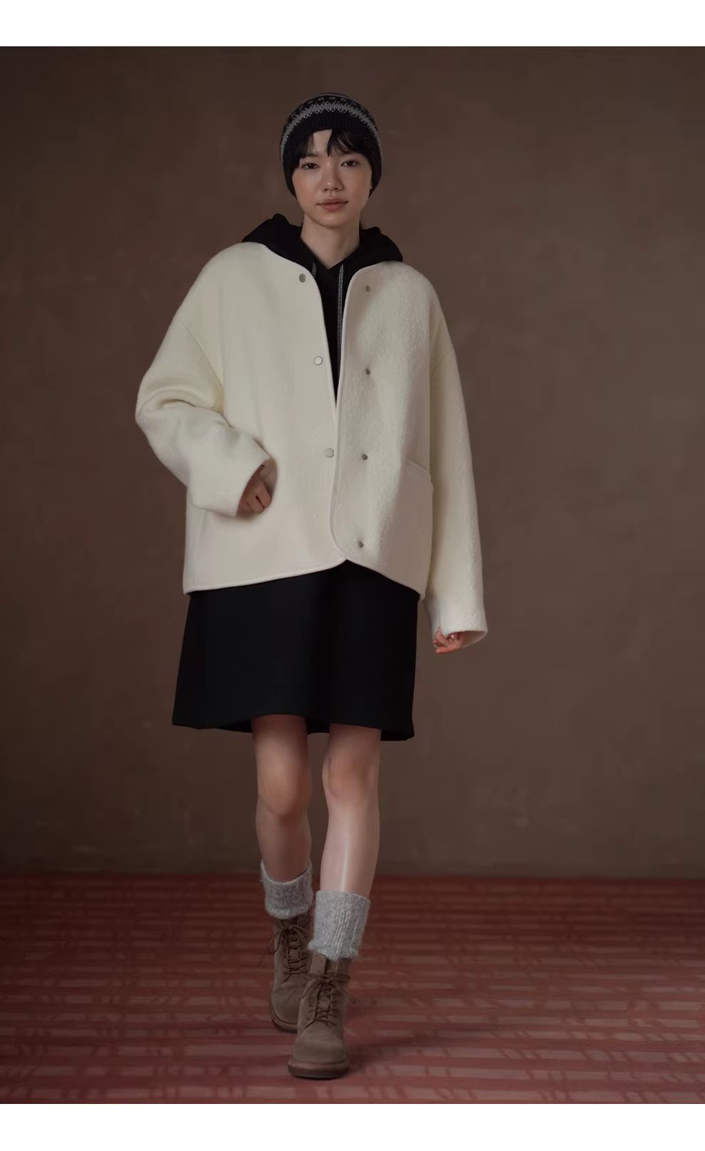 雪霜奶皮子100綿羊毛寬鬆V領保暖絎棉加厚羊羔毛外套女,雪霜奶皮子100綿羊毛寬鬆V領保暖絎棉加厚羊羔毛外套女,HBEW5113,雪霜奶皮子100綿羊毛寬鬆V領保暖絎棉加厚羊羔毛外套女,俐落剪裁,羊毛100%