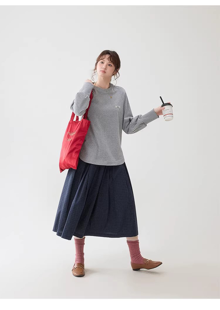 灰色圓弧下擺側開叉T恤女春季新款純棉貼標上衣,灰色圓弧下擺側開叉T恤女春季新款純棉貼標上衣,HBFS1000,灰色圓弧下擺側開叉T恤女春季新款純棉貼標上衣,輕鬆穿搭,全棉面料