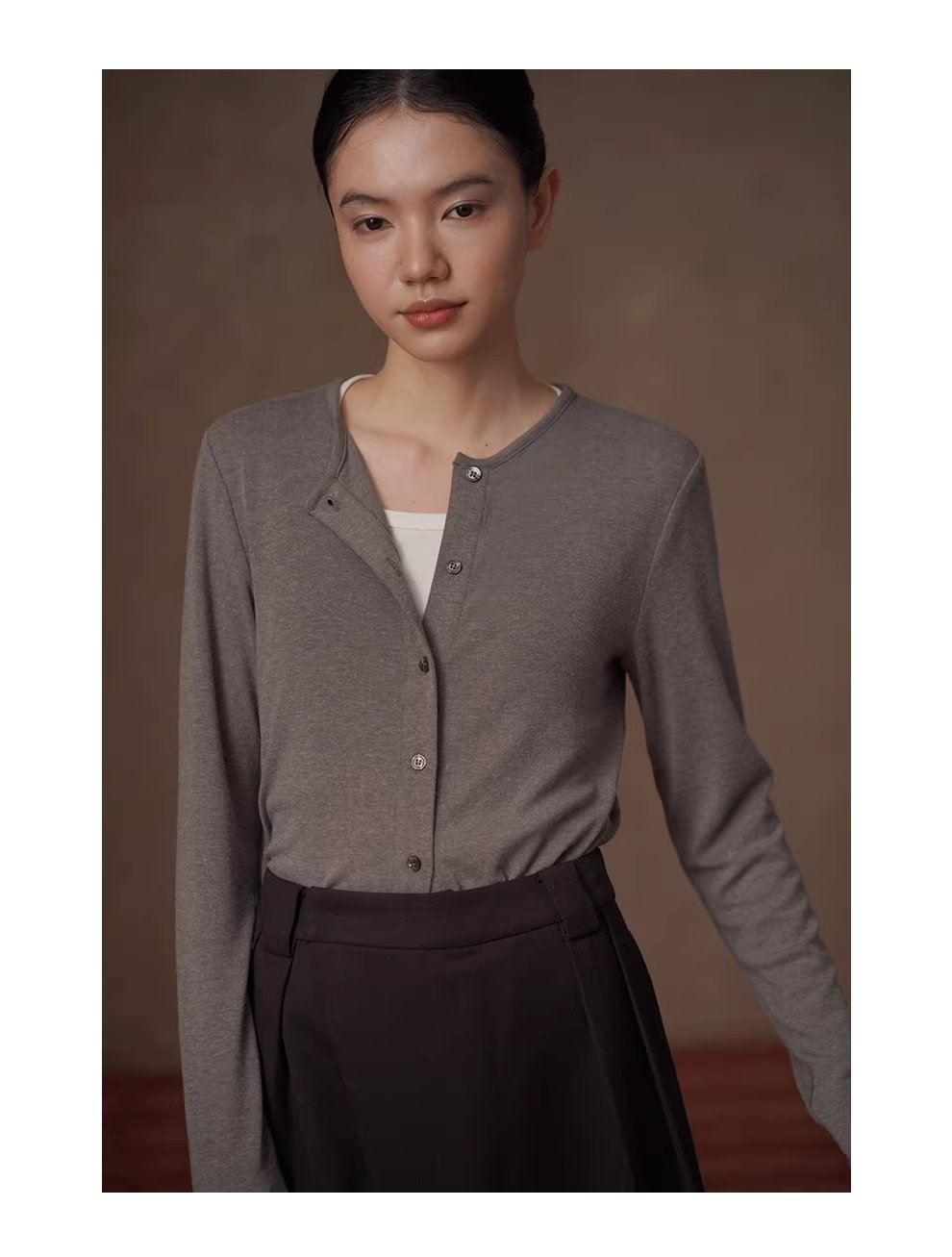 全能內搭合身彈性圓領開門襟顯瘦修身通勤長袖親膚上衣,全能內搭合身彈性圓領開門襟顯瘦修身通勤長袖親膚上衣,HBFS1012,全能內搭合身彈性圓領開門襟顯瘦修身通勤長袖親膚上衣,圓領排扣,長度適中