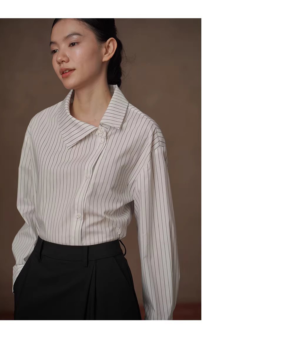 高支品質色織細條紋法式文藝不對稱翻領寬鬆顯瘦襯衫,高支品質色織細條紋法式文藝不對稱翻領寬鬆顯瘦襯衫,HBFS1025,高支品質色織細條紋法式文藝不對稱翻領寬鬆顯瘦襯衫,織面細膩,側面翻領